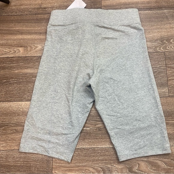 Nike Tight Fit Mid Rise Short Length Medium Tall Women’s Biker Shorts Comfy NWT - Picture 2 of 7